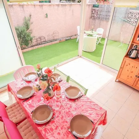 Charming Little House At 150 Meters From The Beach Hébergement de vacances *